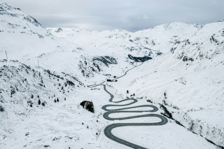 Verschneite Passstrasse am Julier, die sich in Serpentinen durchs Tal zieht: Sinnbild für den eigenen Weg der Schweiz bei KI